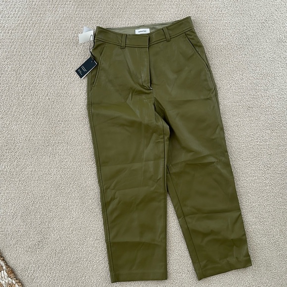 Pants - Babaton Aritzia command cropped pant. Size 6. BNWT.